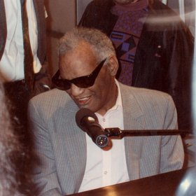 Kromě klavíru ovládal Ray i hru na saxofon.
