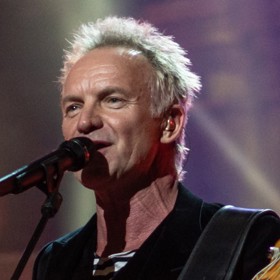 Sting je pop-rockový zpěvák. Než započal sólovou dráhu, byl frontmanem skupiny The Police. Přezdívku dostal díky žlutočernému pruhovanému svetru.
