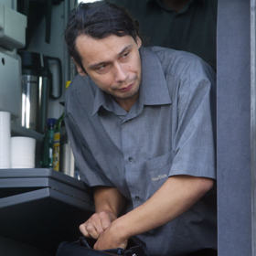 Začíná to už krátce po nástupu, cestující přivítají dva svérázní řidiči - Karel (Pavel Liška) a Karel (Miroslav Krobot).