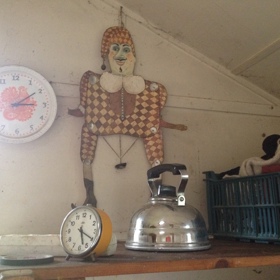 "S rodiči a sestrami jsme žili několik let v místnosti třikrát čtyři metry, měli jsme tam psa i kočku," říká Karolina.