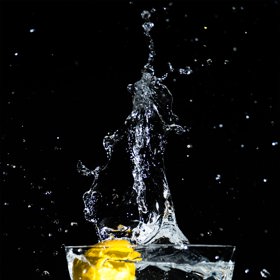 Do misky s vodou nalijte všechnu šťávu a vložte i vymačkanou kůru. 