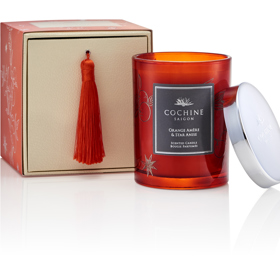 Dárkově balená svíčka Orange Amère & Star Anise vlastní luxusní, tmavě oranžový skleněný obal s krytem a kresbou vlivné módní ilustrátorky z Británie, Susannah Garrod.