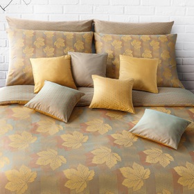 Říká se, že medové odstíny přejí lásce. Možné to je, na každý pád ale zlatavá barva je pro ložnici jako stvořená. 