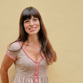 Veronika Rážová je nejmladší dcerou herce Vladimíra Ráže. Narodila se v roce 1980 s postižením - nemá levou ruku, což bere obdivuhodně statečně.