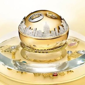 DKNY, Golden Delicious Million Dollar Fragrance Bottle, 1 milion $.
Tento jednoznačně nejdražší parfém vytvořil renomovaný designér DKNY ve spolupráci s významným návrhářem šperků Martinem Katzem. Hlavním důvodem ceny je jedinečný flakon, který je zdobený 2,43karátovým žlutým diamantem, 4,03karátovým růžovým diamantem, 3,07karátovým oválným rubínem, 1,06karátovým Paraiba turmalínem, 4 diamanty broušenými do tvaru růže, 15 úžasnými růžovými diamanty z Austrálie, 7,18karátovým oválným safírem Cabochon ze Srí Lanky a 2700 bílými diamanty a 183 žlutými safíry. Každý kámen byl pečlivě ručně usazen a celý výrobní proces trval 1500 hodin. Tento jedinečný parfém byl vytvořen pro ušlechtilý účel, protože výtěžek z prodeje byl věnován charitativní organizaci „Akce proti hladu“.