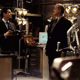 Celý snímek je plný hlášek, které odkazují na starší filmy s agentem 007.