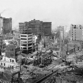 Stačily pouhé tři minuty otřesů a město se proměnilo v prach a suť.
