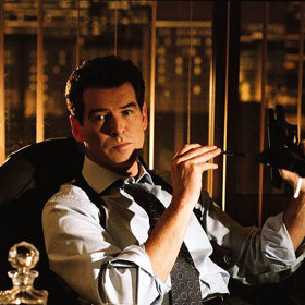 Pierce Brosnan si během natáčení poranil koleno. Musel si tak vzít dvoutýdenní nucenou dovolenou.