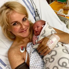 Úplně první fotografie Venduly Pizingerové s malým Pepíčkem přímo z porodnice.