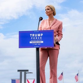 Taky měla skrze Ricka Gatese, poradce Melanie, zmanipulovat její projev a z velké části jej opsat z projevu Michelle Obamové. První dámu tak čekala pěkná ostuda.
