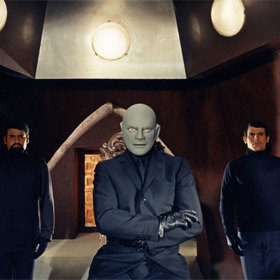 Když spolu měli vyřešit něco mimo kameru, komunikovali pouze skrze své prostředníky.
