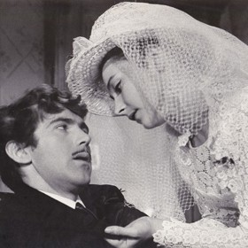 Natáčení se muselo několikrát přerušit kvůli nemoci či nařízením od papalášů.
