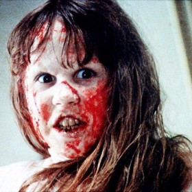 Linda Blair porazila na castingu rovných pět set děvčat. Jako jediná z nich měla dostatečně nevinný výraz. A možná taková skutečně byla. Děsivá intimní scéna s krucifixem jí byla velmi nepříjemná, jenomže režisér WIlliam Friedkin věděl, jak na ni. Když jí za to slíbil čokoládu, zvládla to na výbornou.