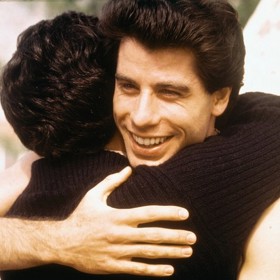 Během natáčení zemřela Travoltova přítelkyně Diana. Produkce se tak na tři dny pozastavila.
