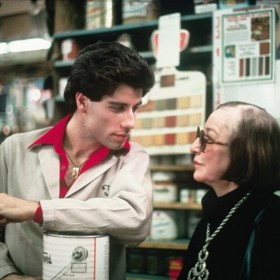 Ve filmu si zahrála Travoltova matka Helen a sestra Ann. 
