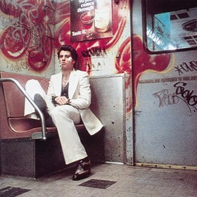 Jedním z největších fanoušků filmu byl kritik Gene Siskel. Horečku zhlédl 17krát za sebou, a když se dražil Travoltův bílý oblek, koupil jej za 145 000 dolarů.
