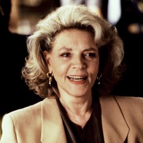 Misery nechce zemřít (1990): Šílená fanynka úspěšného spisovatele, která se nehodlá smířit se smrtí své oblíbené hrdinky. Lauren si v tomto filmu zahrála agentku mučeného literáta.