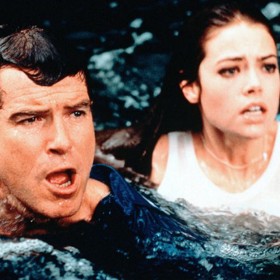 Ač byl film u diváků úspěšný, dostal anticenu Zlatá malina, a to konkrétně za herecký výkon Bond girl.