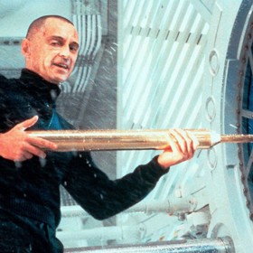 V jedné z pracovních verzí měl mít hlavní padouch vycvičeného sokola, který měl na povel své oběti vyklovat oči.
