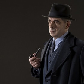 Pro komisaře Maigreta je typická dýmka, plášť a klobouk.