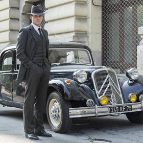 Děj se odehrává v Paříži, kde řádí sériový vrah. Daří se mu unikat beze stopy.