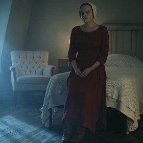 Herečky si často stěžovaly, že bílé čepce, které musely nosit během natáčení v exteriérech, jim znemožňovaly periferní vidění. Orientovaly se tak podle hlasu.
