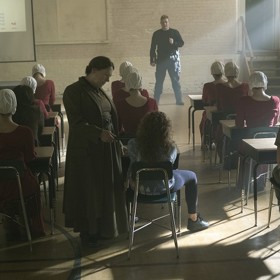 Seriál ovlivnil i řadu protestů proti redukci či omezování potratů. Ženy se na nich oblékly do kostýmů služebnic.
