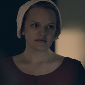 Představitelka hlavní role, Elizabeth Moss, brala obvykle za jednu epizodu rovný milion dolarů. 
