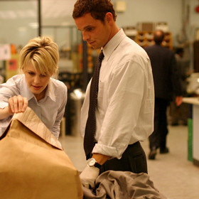 Budova, ve které sídlí seriálová policie, se ve skutečnosti nenachází ve Filadelfii, ale v Los Angeles.
