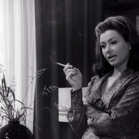 Režie krimi Vím, že jsi vrah se ujal Petr Schulhoff, který vytvořil i další temnou záležitost, slavné filmy s majorem Kalašem.
