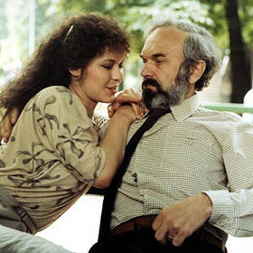 Jako jed je komedie o muži, který zrovna prochází krizí středního věku. Když se seznámí s půvabnou Julií, převrátí se mu život vzhůru nohama. Zamilovaného inženýra měl hrát původně Jiří Menzel, cenzura to však nepovolila.
