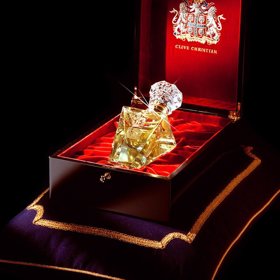 Clive Christian, č. 1 Imperial Majesty Perfume, 12 721,89 $ za unci. Tato okouzlující a sofistikovaná vůně je tvořena kombinací i tahitské vanilky, ylang-ylang, rosa centafolis, italské skořice, jasmínu, kořene orris a růžového oleje. Vůně je výtvorem renomovaného parfuméra Roja Dave a vrcholem je jedinečný flakon s vložkou z 18karátového zlata a pětikarátovým briliantem.