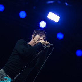 Anthony Kiedis se drogám skutečně nemohl vyhnout. Ve čtyřech letech mu jeho otec foukal do tváře kouř z marihuany. Před patnáctinami měl již zkušenost s kokainem a heroinem.