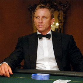 Casino Royal - James Bond a jeho první mise. Musí zničit nebezpečného bankéře. 