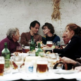 Čas sluhů je psychologickým dramatem, které sleduje příběh studentky medicíny Dany, která pro své vlastní zájmy neváhá jít přes mrtvoly. Stačilo ale málo a film by skončil v trezoru.
