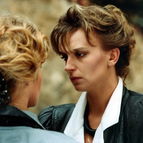 Naštěstí bylo těsně před sametovou revolucí. Hlavní cenzor měl navíc doma ještě horší ženu, než jakou byla Dana. Souhlasil tak nakonec kvůli tomu, aby se jeho milá polovička ve filmu viděla.
