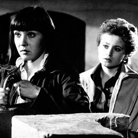 Smrt stopařek je příběhem dvou mladých žen, které si chtěly jen udělat výlet do hor. Padly však do spárů bestiálního vraha.