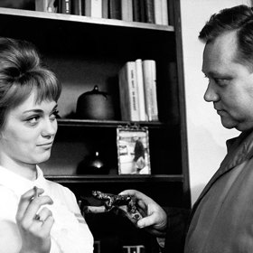 Vrah skrývá tvář je druhým filmem ze série tzv. kalašovek s majorem Kalašem v podání Rudolfa Hrušínského. Ve filmu se objevil i doktor Plzák...
