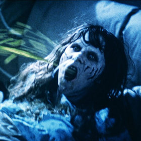 Zvracecí scény si vzala na starost herečka Eileen Dietz, která se mimo jiné převtělila i do onoho blikajícího obličeje démona s mrtvolně bílým obličejem, který se na nás šklebí s ústy plnými hnijících zubů a nateklých dásní.