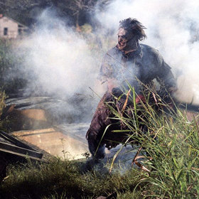 Největší šílenec ze všech je Leatherface. Tvůrci se u jeho postavy inspirovali skutečným vrahem Edem Geinem.
