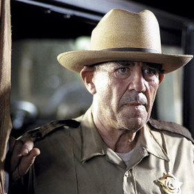 To je ale situace. Místní pseudo šerif vám nepomůže. Naopak vás zavede ke své rodině.