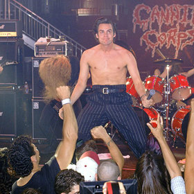 Ace Ventura: Zvířecí detektiv. Pokud zmizí váš zvířecí miláček, Ace Ventura (Jim Carrey) ho najde! Jen si občas zaskočí na koncert death metalové kapely Cannibal Corpse, která patří mezi jeho nejoblíbenější.