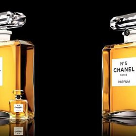 Chanel Grand Extrait, 4200 $ za unci.
Snad nejslavnější značka v parfémovém průmyslu, Chanel, vytvořila tuto úžasnou vůni v roce 1921. Stala se pokladem, který je vyhledáván sběrateli vůní a znalci parfémů.