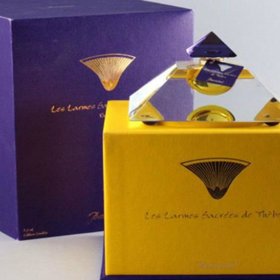 Baccarat, Les Larmes Sacrees de Thebes, 6800 $ za unci.
Baccarat je světoznámý výrobce křišťálového skla, ale nyní uvedl na trh limitované edice tří speciálních vůní.  Flakon je ručně vyráběný a na vrcholu má zasazený ametyst. Uvnitř křišťálové pyramidy je malá bublinka s parfémem.  