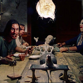 Je plná bláznů a nemůžete od ní čekat nic jiného než smrt.
