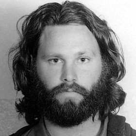 Nálepka sexuální symbol mu začala hodně vadit. Jim Morrison proto později přibral a nechal si narůst vousy. 