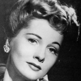 Nemohla také Olivii zapomenout, že ji nepozvala na vzpomínkovou slavnost na počest jejich matky.
