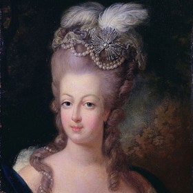 Ulice k popravišti lemuje až třicet tisíc vojáků. Jsou také slyšet nadávky a projevy nenávisti.
