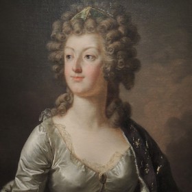 Na nádvoří čeká připravený vozík. Antoinetta odmítá zpovědníka, neboť si ho nemohla sama vybrat.
