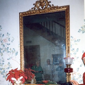 Z tohoto zrcadla má každý den ve tři ráno vyjít až 12 duchů.